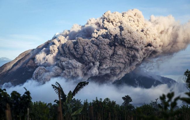 В Індонезії почалося виверження вулкана Синабунг
