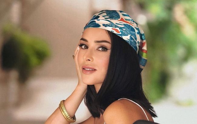 Шелковый платок - главный тренд лета 2025: пример от Златы Огневич