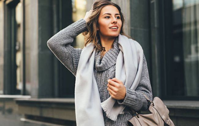 Как стилизовать серый свитер: блогерша показала 3 варианта на каждый день (видео)