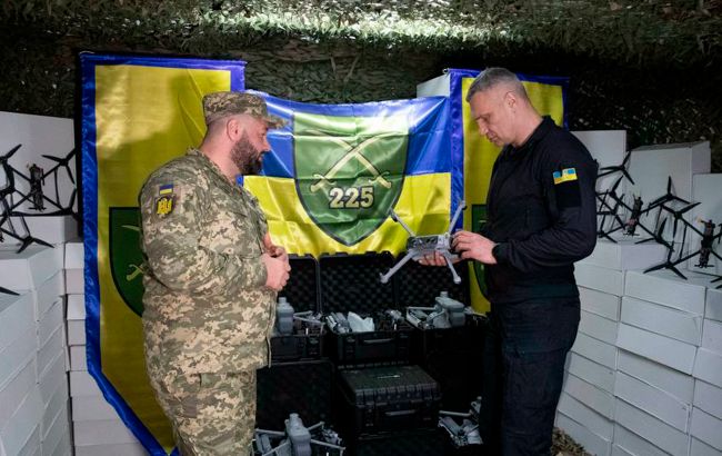 Кличко показав величезну партію дронів, яку Київ відправив штурмовикам на фронт