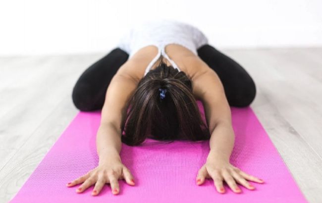 Якщо переїли на свята: 5 простих вправ, які запустять шлунок і знімуть важкість