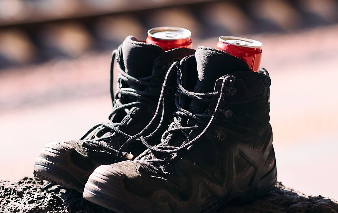 Черевики та Coca-Cola: на вокзалі у Києві відкрили інсталяцію на честь американського добровольця