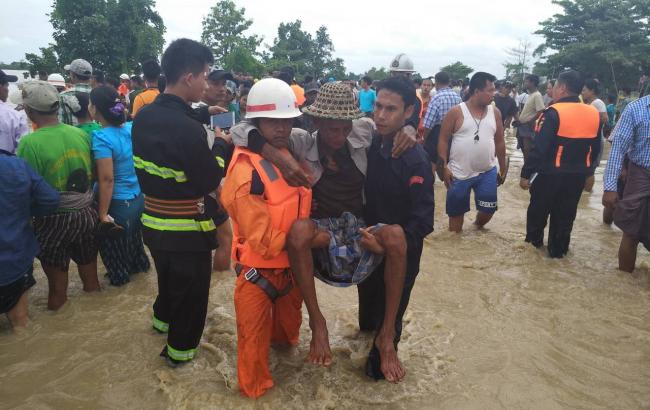 У М'янмі через прорив греблі затопило місто і трасу