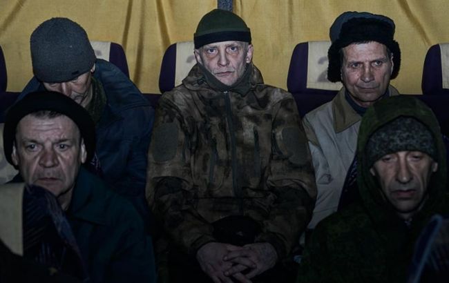 Як виглядають полонені окупанти та що їм "дарують" перед обміном. Ліберови показали те, що залишається за кадром