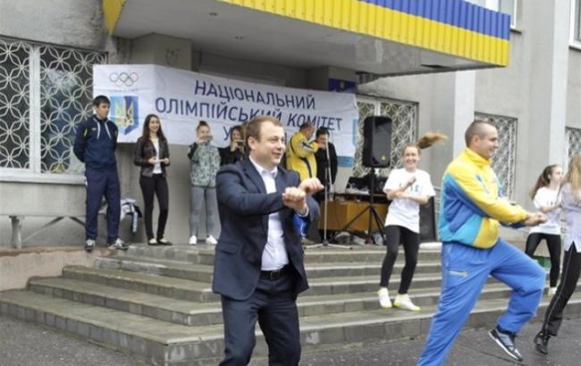 "Gangnam Style": на Донбассе мэр пустился в пляс в центре города