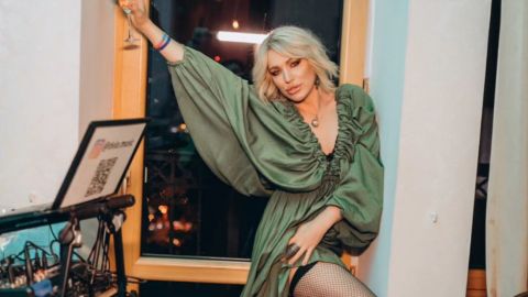 "Я превратилась в алкоголичку": эпатажная блогерша Монро призналась, что борется с зависимостью