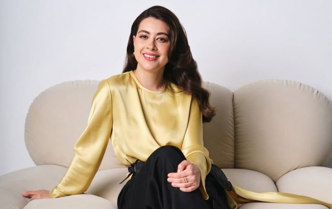 Як виглядає наймодніше взуття на літо 2025: Раміна в трендових балетках