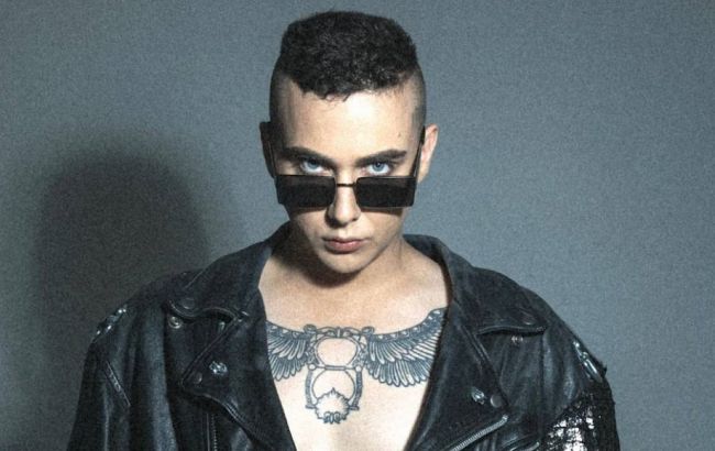 Кусачки, стаканы и ролексы: блогер показала, что с собой в сумочке носит MELOVIN