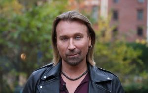 Загавкав прямо посеред вулиці в Празі: Винник здивував новою витівкою (відео)