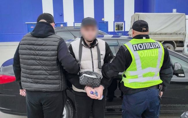 Видурив мільйон у матері загиблого воїна: поліція спіймала на гарячому цинічного шахрая