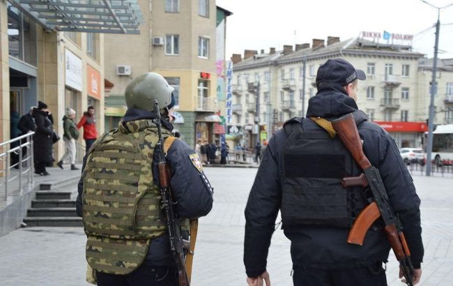 У Львівській області порушникам комендантської години вручають повістки