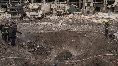 На месте появилась огромная воронка: фото последствий атаки в Святошинском районе Киева