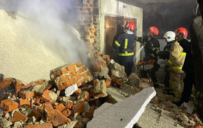 Из-под завалов во Львове спасатели достали еще несколько тел погибших от взрыва