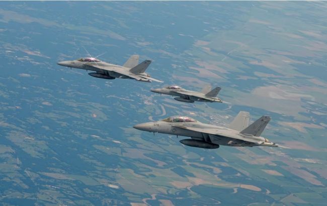 На авіашоу в США у повітрі зіштовхнулись два літаки: що відомо про аварію