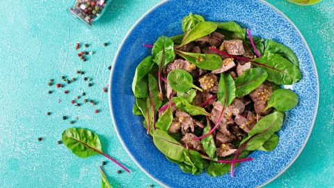 Салат с печенью, но без картошки: вкусное праздничное блюдо из обычных продуктов