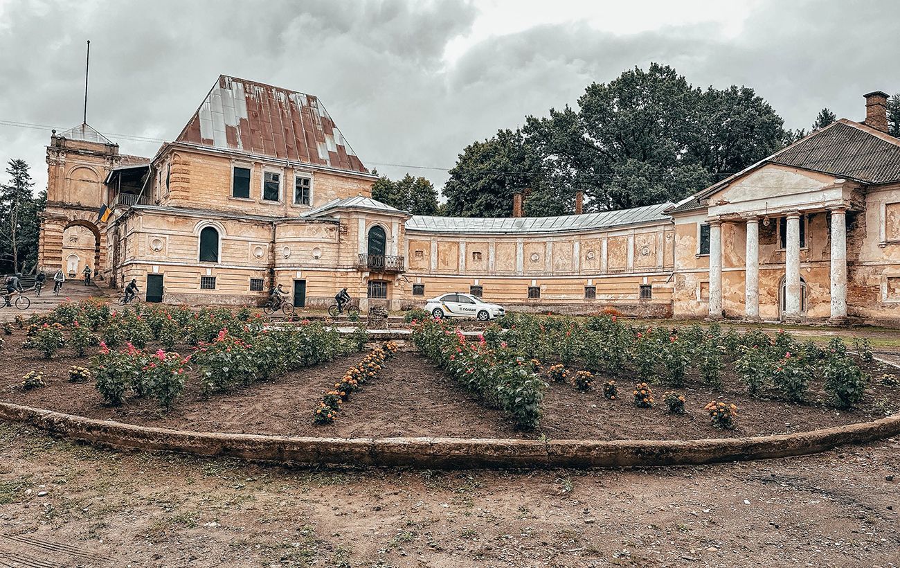 Руїни і легенди: чим вражає палац Лянцкоронських на Львівщині