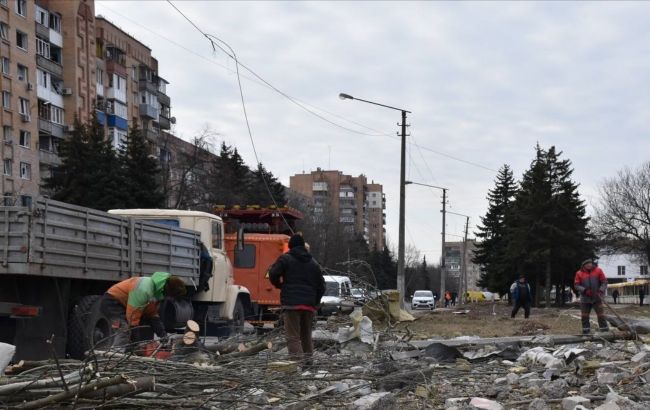 В Краматорске продолжают поиски на месте обстрела: под завалами может быть человек