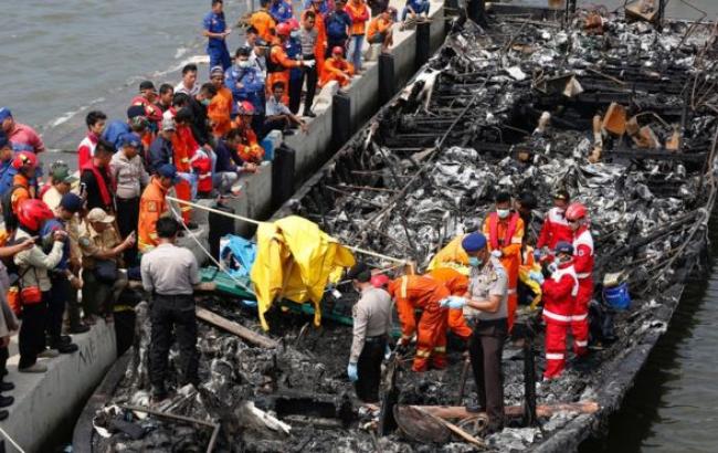 В Индонезии в результате пожара на туристическом пароме погибли 23 человека