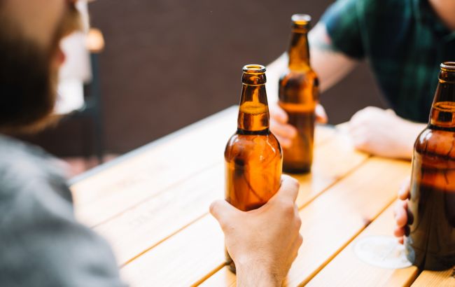 Чи можна пити пиво, у якого вийшов термін придатності: які ризики для організму