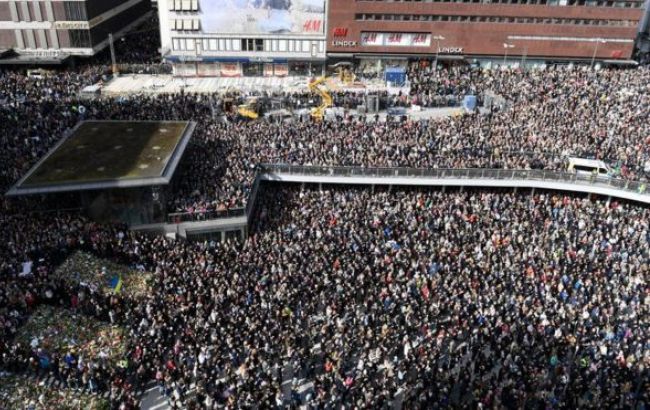 У Стокгольмі тисячі людей вийшли на "Lovefest" після атаки терориста