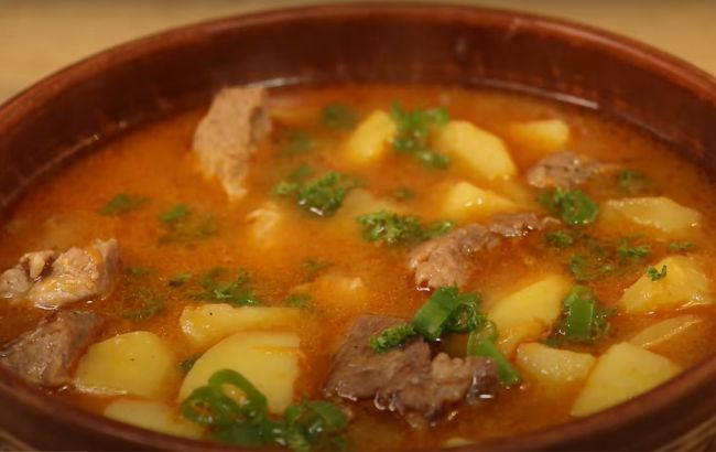 Сытный ужин из простых продуктов: рецепт жаркого с мясом и картофелем
