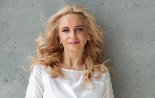 Мини, жилет и яркая сумочка: модный образ Лилии Ребрик, который стоит повторить