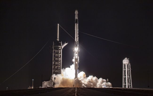 SpaceX запустила новую партию спутников. Ракета снова успешно приземлилась