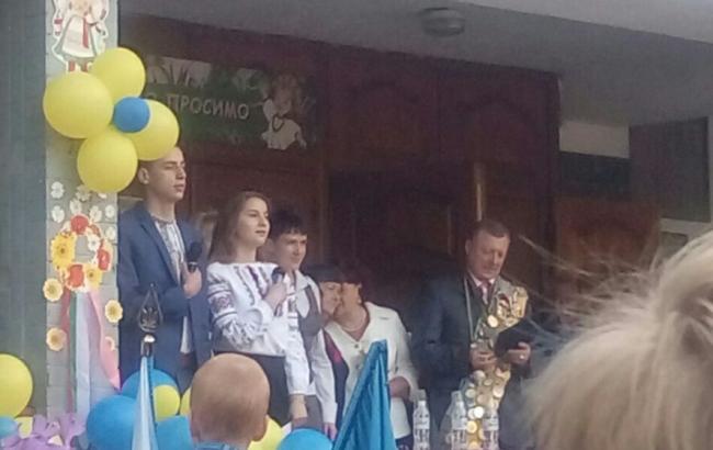 Савченко пришла на Последний звонок в родную школу
