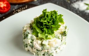 Майонез більше не потрібен: це ідеальна формула заправки для салату з весняних овочів