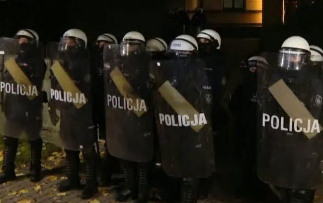 У Польщі політична криза: натовп штурмує Конституційний трибунал (відео)