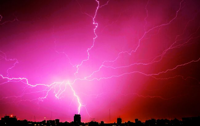 Потужні грози і шквали накриють половину країни: які регіони постраждають