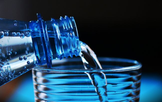 Лікар розвіяв головний міф про "дитячу" питну воду: в чому різниця