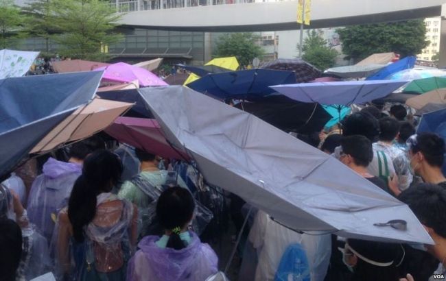 В Гонконге десятки тысяч людей протестовали против заключения активистов