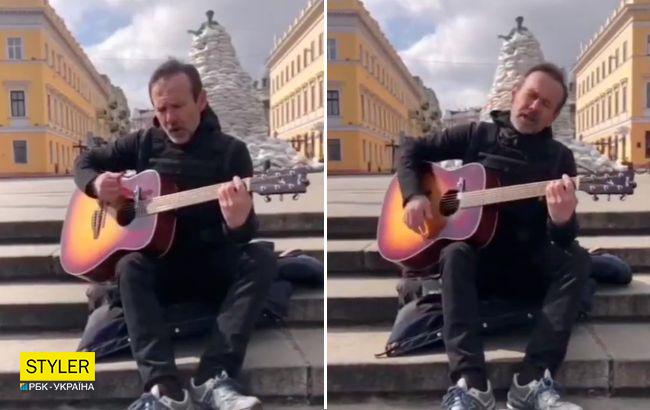 Вакарчук заспівав у центрі Одеси на тлі обкладеного мішками Дюка: сильне відео