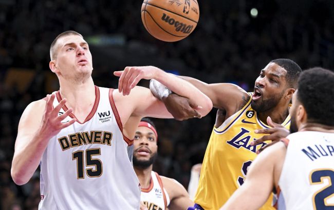 Трехочковый лидера "Денвера" через руки звезды "Лейкерс": момент дня в НБА