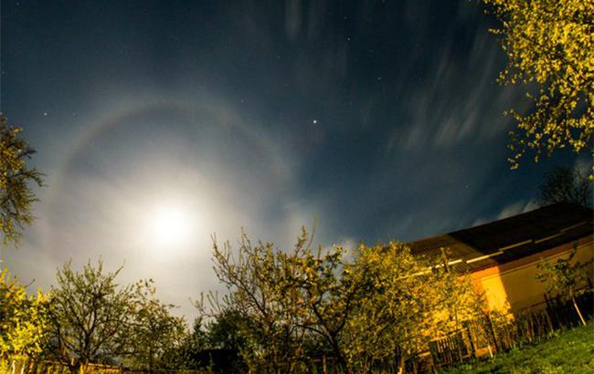 В Черкасской области наблюдатели необычное лунное гало