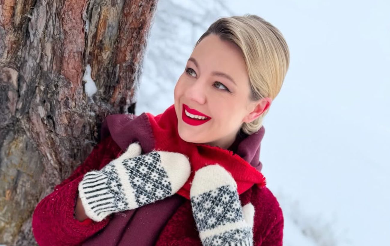 Вагітна Олена Курбанова показала стильний образ у яскравій екошубі