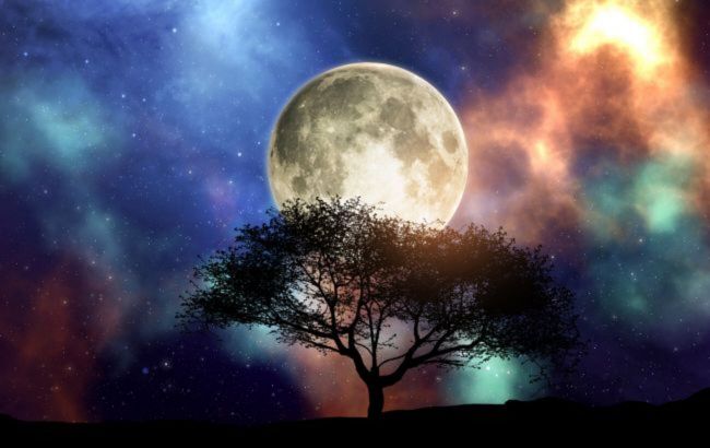 Последнее летнее Полнолуние станет судьбоносным для 4 знаков Зодиака: "ударит" переменами, будто молния
