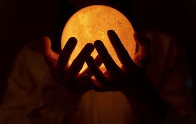 Черная Луна перевернет жизнь этих знаков Зодиака: когда наступает Лилит и кого настигнет карма