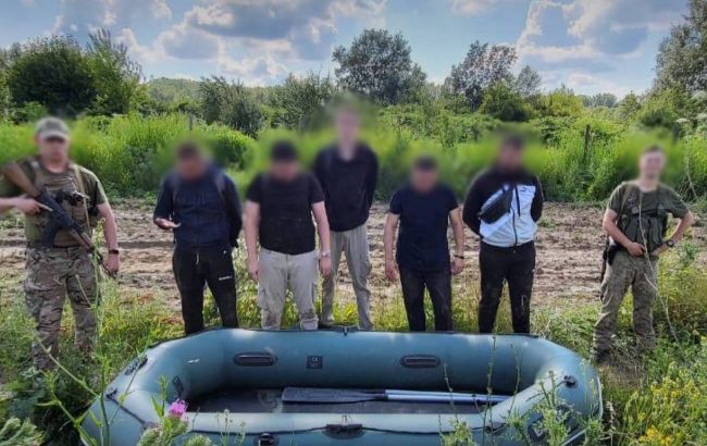 До 10 тысяч долларов за побег через Тису. ГПСУ задержала группу уклонистов с надувной лодкой