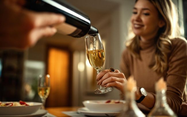 Яке вино пити під "Олівʼє", холодець, крабовий салат і "Наполеон": найкращі поєднання