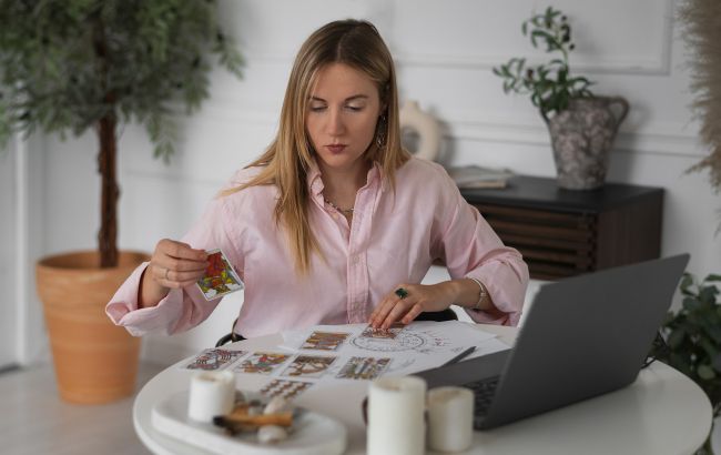 Карты Таро назвали знаки Зодиака, которые уже в этот понедельник получат награду от Вселенной