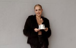 Вагітна Інна Бєлєнь показала ефектний "лук": прозора спідниця та шуба з екохутра