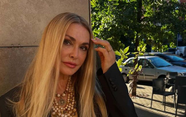 Сумская со слезами показала могилу отца-актера (видео)