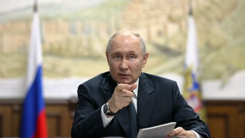 Путін вперше відреагував на серію ударів України по НПЗ у Туапсе