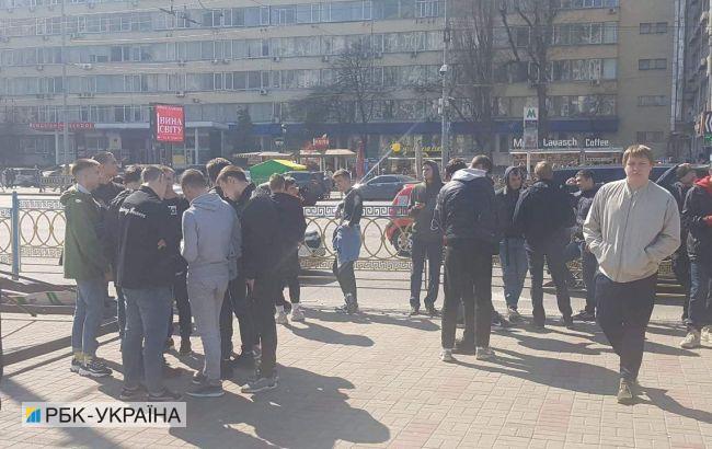 В Киеве возле ЦИК собрались около полусотни неизвестных