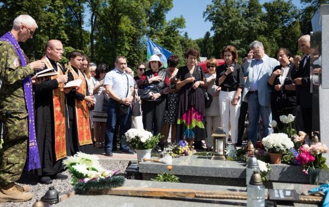 Петр Порошенко почтил память Василия Слипака на Лычаковском кладбище