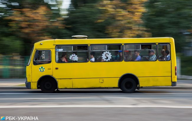 В Киеве водитель выбросил девушку из маршрутки, хотя проезд она оплатила