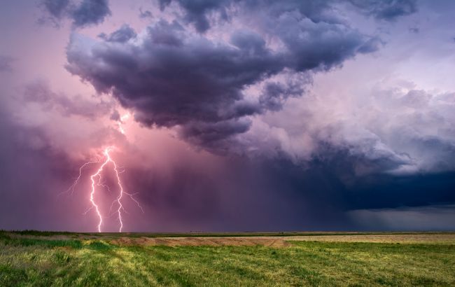 Град, сильные ливни, шквалы: синоптики дали прогноз погоды на День Конституции