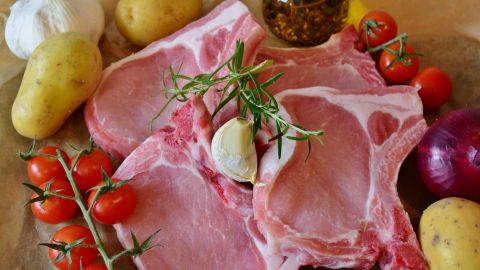 Происходят патологические процессы: кому нельзя есть свинину